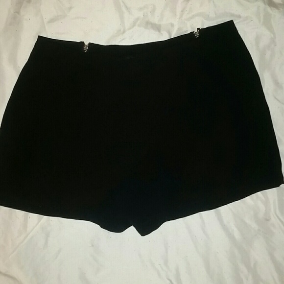 LIGHTWEIGHT BLACK SHORTS WITH GOLD ZIPPERS - Picture 3 of 5